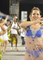 Жулия Менезес