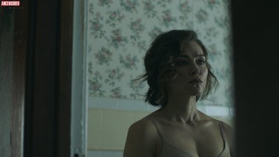 Грустная Келли Данн