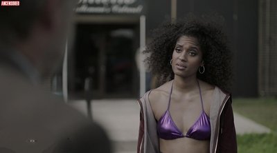 Алексис Николь Смит