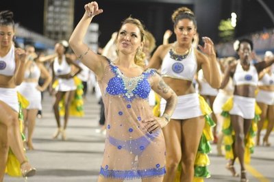 Жулия Менезес